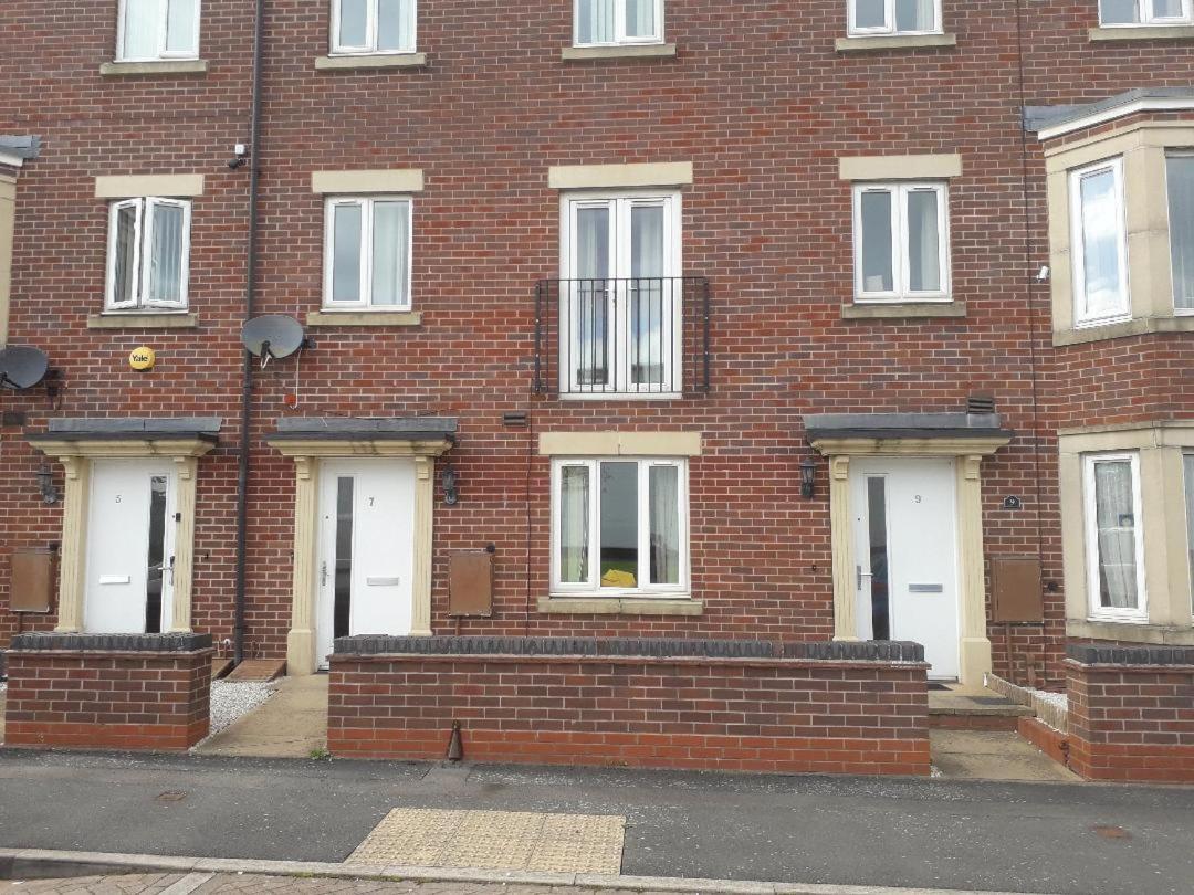 ウォルヴァーハンプトン 5 Bed House With Free Secure Parking In Pleasant Quiet Locationヴィラ エクステリア 写真